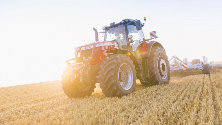 Трактор Массей Фергюсон, модель MF 8740 S від Ін Форс Груп