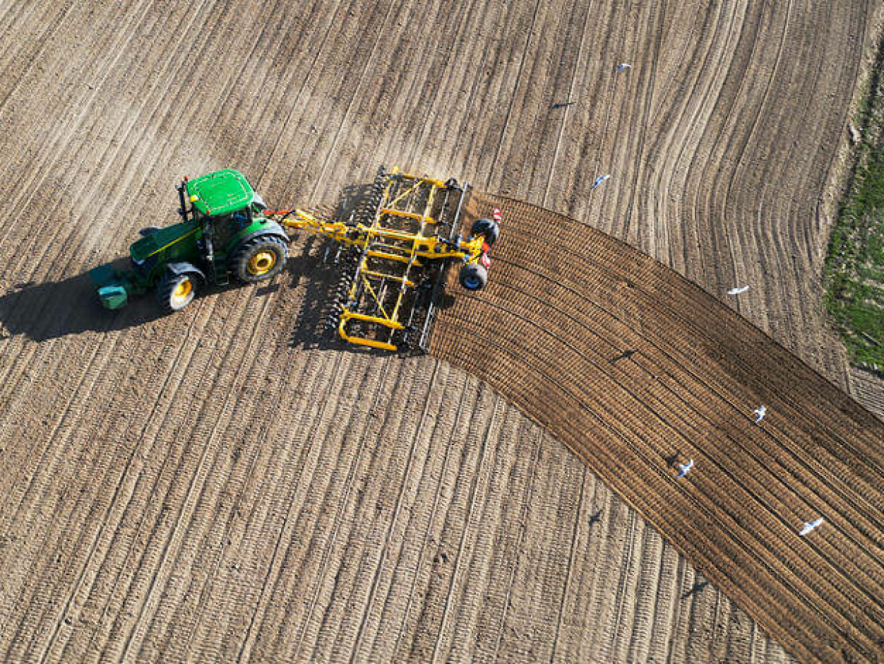 Бокові рами з окремими робочими секціями кріпляться на міцну центральну несучу раму. Вона має вищу міцність, оскільки вага бокових рам рівномірно розподілена. Для забезпечення безпечного транспортування агрегат оснащений інтегрованою транспортною віссю.