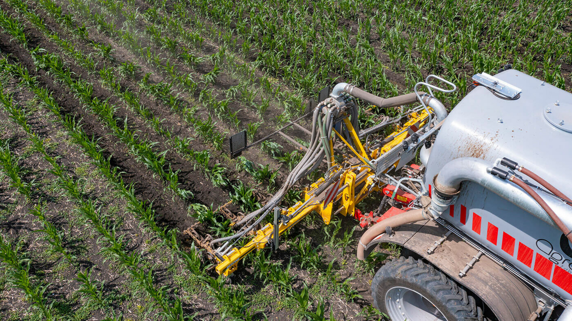 Культиватор работает с самоходным разбрасывателем