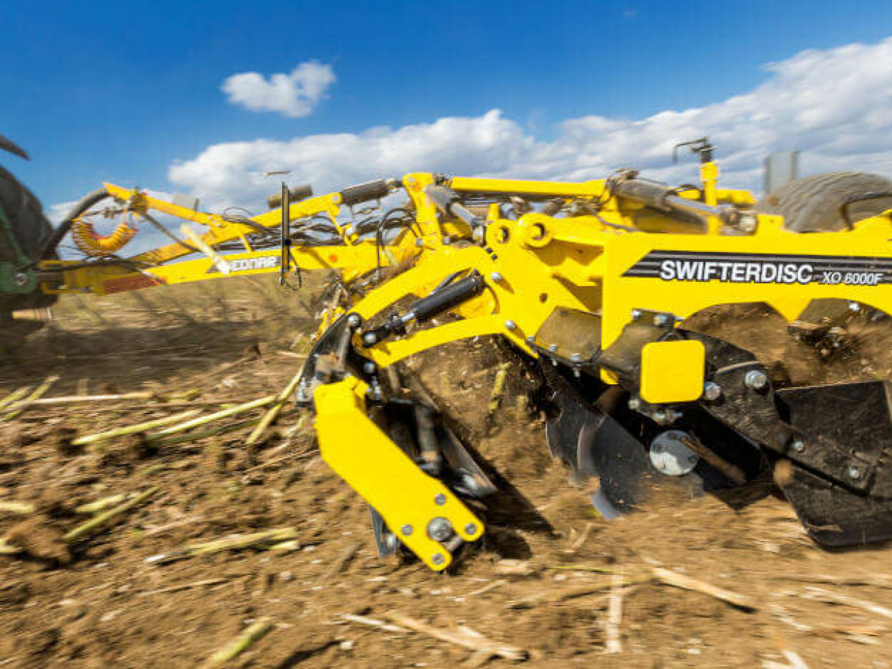 Дозволяє працювати по рослинних залишках соняшника чи ріпака відразу після комбайнування