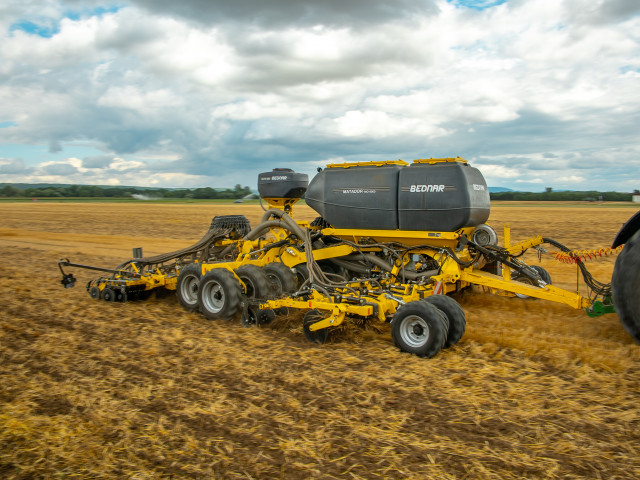 Стріп тіл технологія смугового обробітку грунту передбачає посів у оброблені ділянки поля