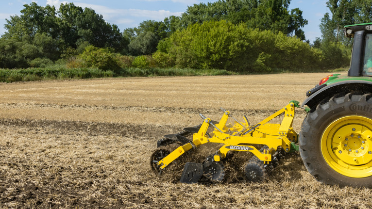 Призначена для провокування проростання падалиці та підрізання капілярного шару