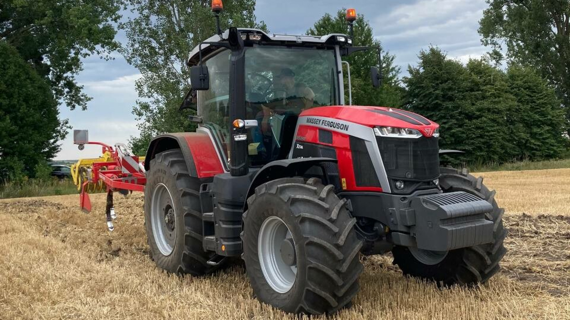 MF 8S Xtra 245