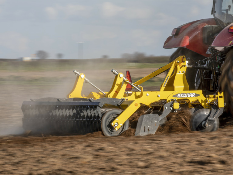 Навісна коротка дискова борона агрегатується з тракторами малої потужності