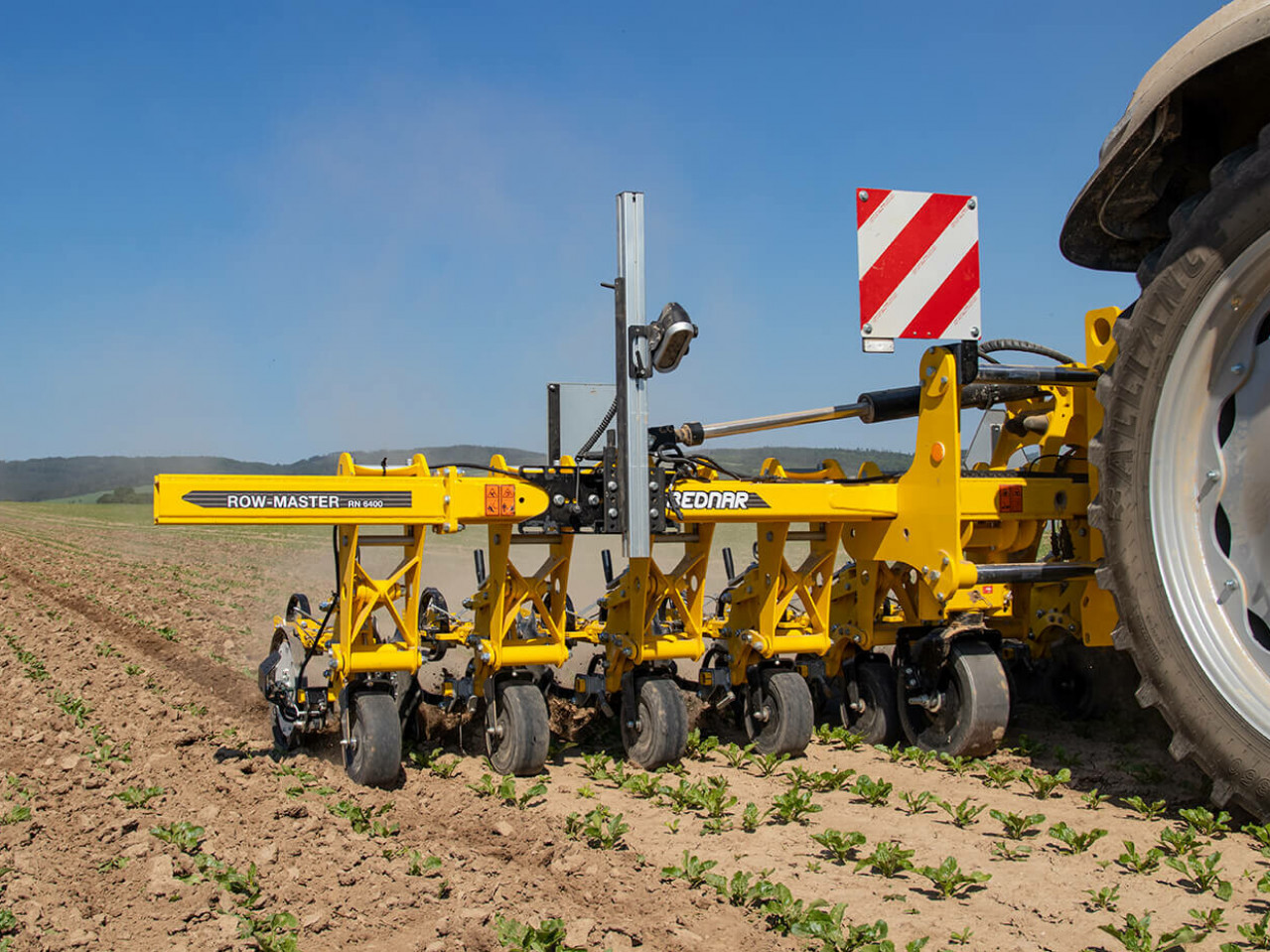 Культиватор з автоматичним веденням по рядках