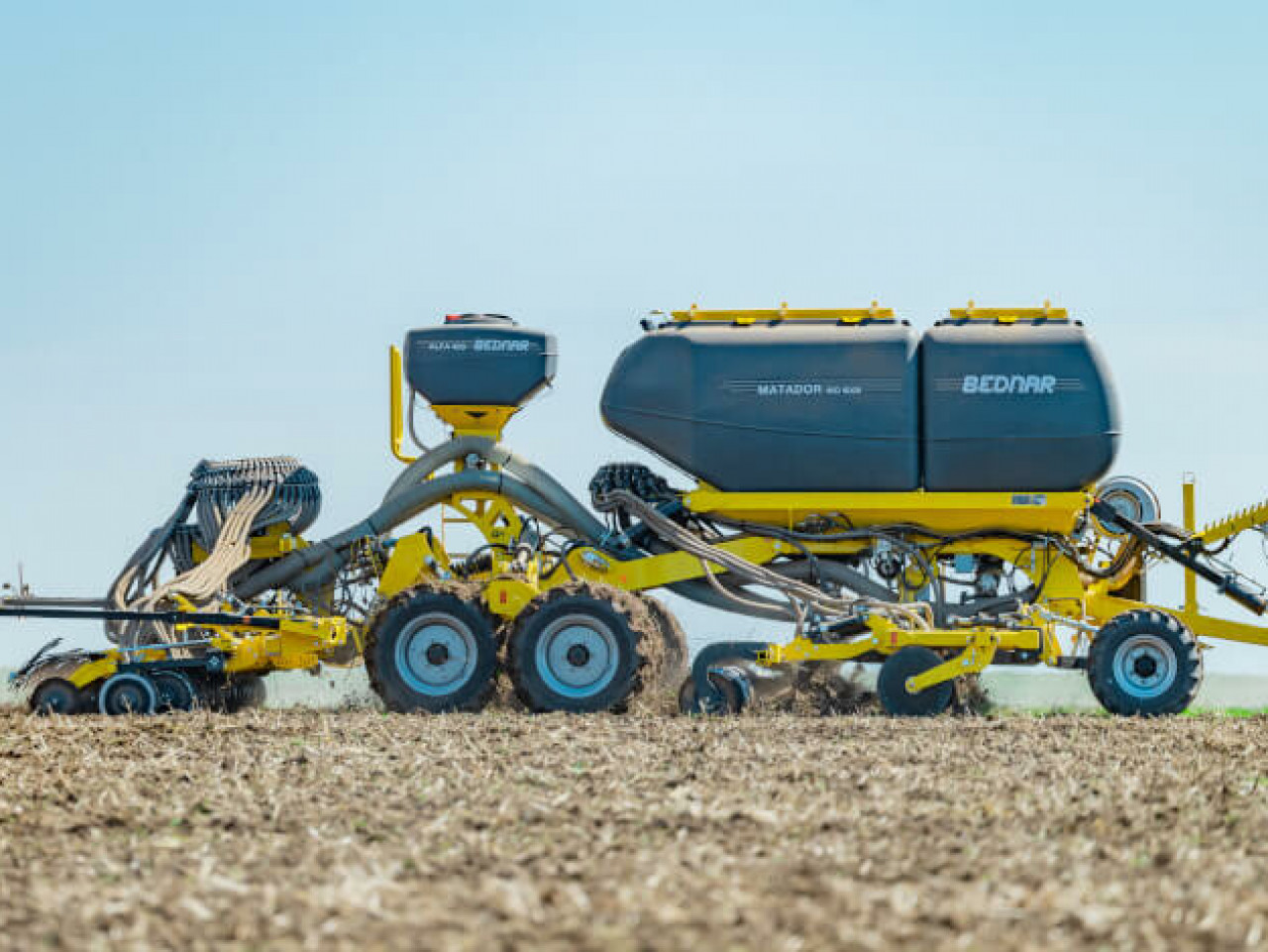 Рихлення на глибину до 35 см з одночасним внесенням сухих добрив.