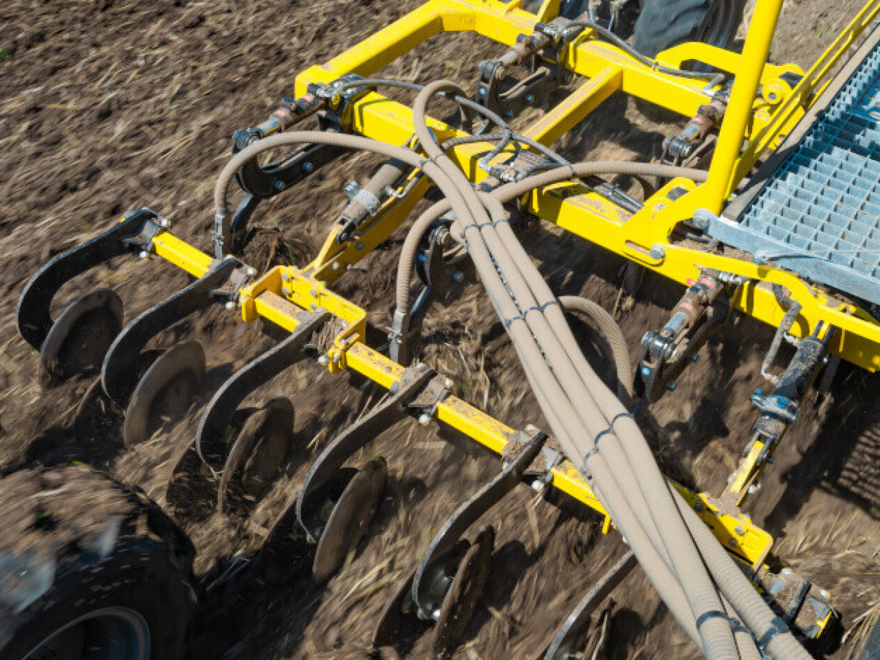 Розгортачі рівномірно розподіляють землю під шинний прикотуючий коток