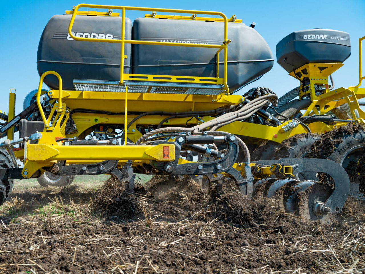 Рихлення на глибину до 35 см з одночасним внесенням сухих добрив.