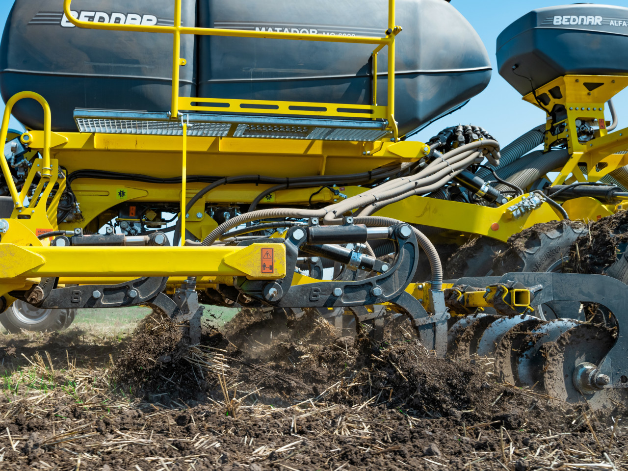 Гідравлічний захист стійок для рихлення має чудову довговічність конструкції та постійний тиск 870 кг