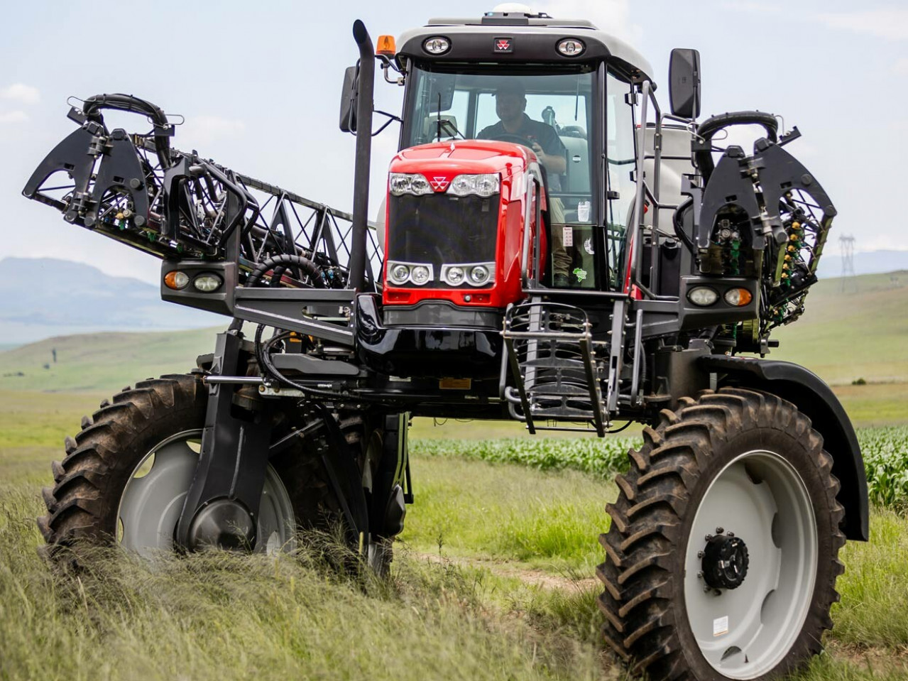 Самоходный опрыскиватель Massey Ferguson 9335: купить MF 9335 в Украине -  In Force Group